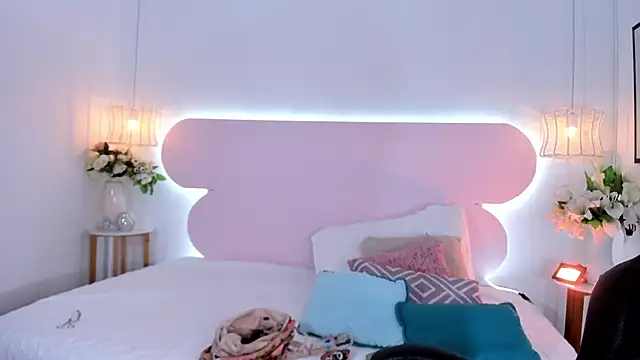 Snapshot of naomiii__ chatting on October 1, 2025, 11:47 am naomiii online show from October 1, 2025, 11:47 am