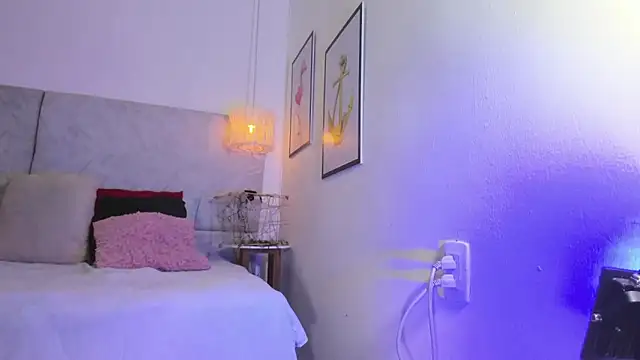 Snapshot of naomiii__ chatting on January 6, 2026, 11:36 am naomiii online show from January 6, 2026, 11:36 am