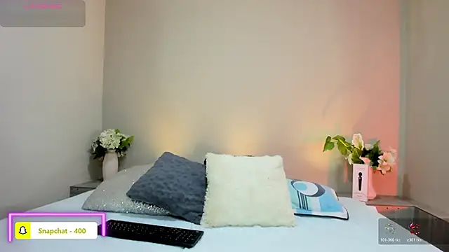 naomiii   online show from April 17, 2026, 11:46 am