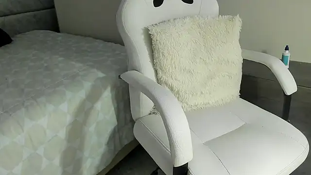 naomiii   online show from May 19, 2026, 11:39 am