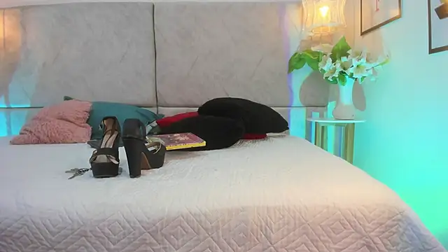 Snapshot of naomiii__ chatting on February 21, 2026, 11:45 am naomiii online show from February 21, 2026, 11:45 am