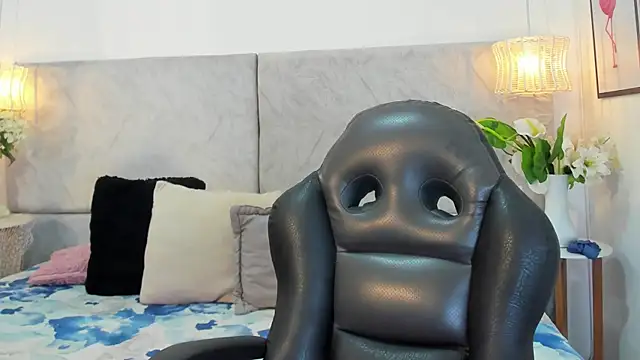 Snapshot of naomiii__ chatting on November 24, 2025, 6:52 pm naomiii online show from November 24, 2025, 6:52 pm