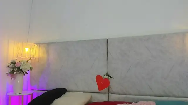 Snapshot of naomiii__ chatting on February 19, 2026, 11:40 am naomiii online show from February 19, 2026, 11:40 am