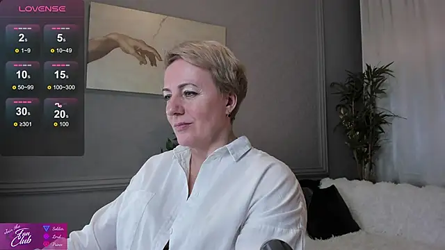 Snapshot of Nika_Smit chatting on February 2, 2025, 11:18 am Nika Smit online show from February 2, 2025, 11:18 am