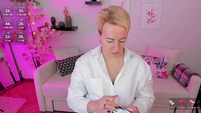 Snapshot of Nika_Smit chatting on October 19, 2025, 5:21 am Nika Smit online show from October 19, 2025, 5:21 am