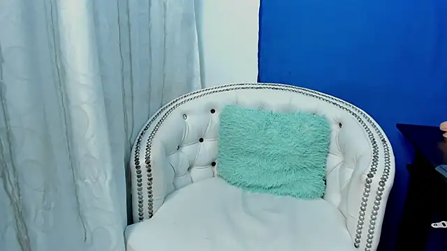 Snapshot of Analia18_ chatting on March 1, 2025, 4:00 pm Analia18 online show from March 1, 2025, 4:00 pm