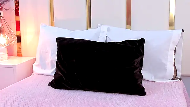 SalommeFlores online show from November 30, 2025, 11:05 pm