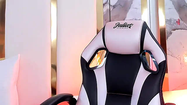 SalommeFlores online show from October 11, 2025, 7:04 pm