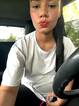 Snapshot of _Luana chatting on November 5, 2025, 7:50 pm Luana online show from November 5, 2025, 7:50 pm