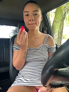 Snapshot of _Luana chatting on November 7, 2025, 6:01 pm Luana online show from November 7, 2025, 6:01 pm