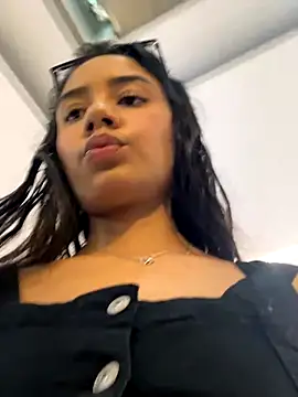 Snapshot of _Luana chatting on November 1, 2025, 8:25 pm Luana online show from November 1, 2025, 8:25 pm