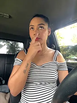 Snapshot of _Luana chatting on December 4, 2025, 6:29 pm Luana online show from December 4, 2025, 6:29 pm