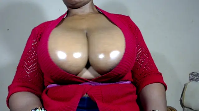 Snapshot of boobassymom chatting on March 23, 2026, 5:35 pm boobassymom online show from March 23, 2026, 5:35 pm