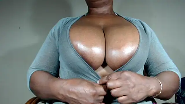 Snapshot of boobassymom chatting on March 16, 2026, 7:05 pm boobassymom online show from March 16, 2026, 7:05 pm