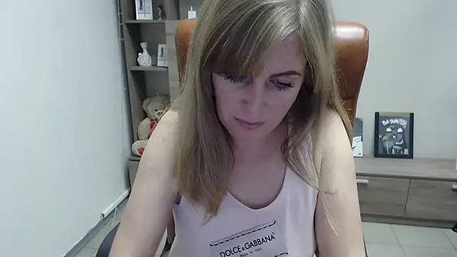 Snapshot of Hot_Milady chatting on November 17, 2025, 8:40 am Hot Milady online show from November 17, 2025, 8:40 am