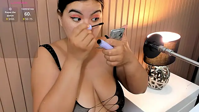 Snapshot of klhoe_boobs chatting on November 16, 2025, 3:33 am klhoe boobs online show from November 16, 2025, 3:33 am