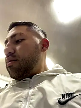 JuanZapata33 online show from November 15, 2025, 9:52 pm