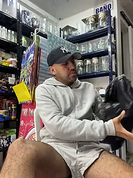 JuanZapata33 online show from February 17, 2026, 5:43 pm