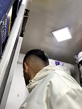 JuanZapata33 online show from November 16, 2025, 10:13 pm