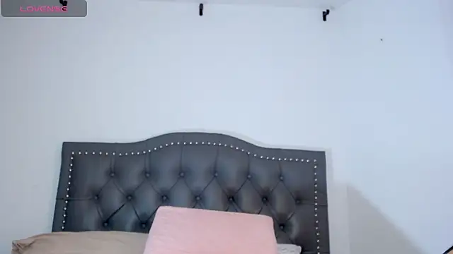 Snapshot of pamela_ chatting on October 17, 2025, 11:06 pm pamela  online show from October 17, 2025, 11:06 pm