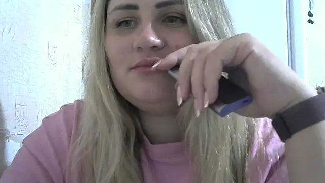 Snapshot of Honeydew-Waves chatting on June 19, 2026, 7:41 pm Honeydew-Waves online show from June 19, 2026, 7:41 pm