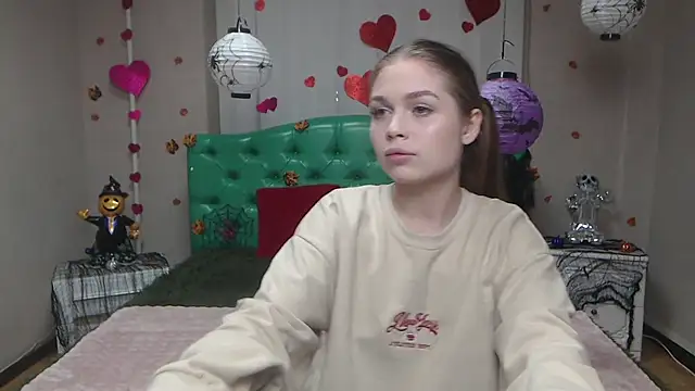 LaraPika online show from November 4, 2025, 6:11 pm