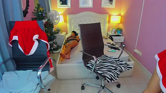 Snapshot of EricaAndPenelopa chatting on December 28, 2024, 11:41 am EricaAndPenelopa online show from December 28, 2024, 11:41 am