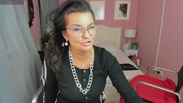 Snapshot of EricaAndPenelopa chatting on December 17, 2024, 8:54 pm EricaAndPenelopa online show from December 17, 2024, 8:54 pm