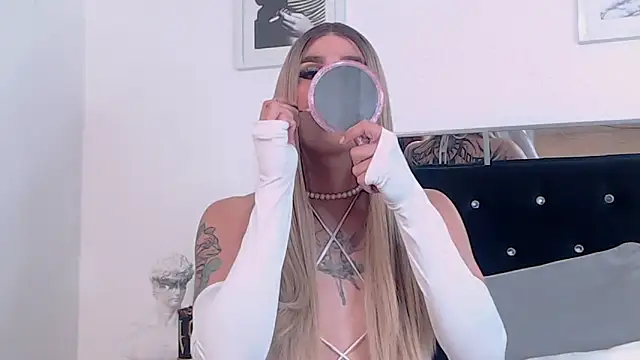 Snapshot of ZikaruRichie chatting on November 13, 2025, 10:41 am ZikaruRichie online show from November 13, 2025, 10:41 am