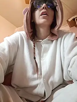 Snapshot of PearMaki chatting on October 10, 2025, 3:13 pm PearMaki online show from October 10, 2025, 3:13 pm