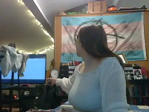 Snapshot of PearMaki chatting on December 10, 2024, 8:27 pm PearMaki online show from December 10, 2024, 8:27 pm