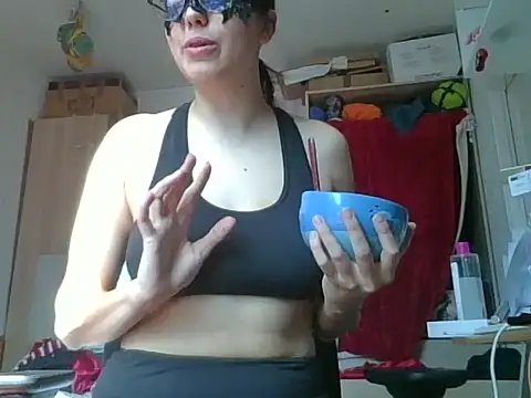 Snapshot of PearMaki chatting on March 22, 2025, 10:49 am PearMaki online show from March 22, 2025, 10:49 am