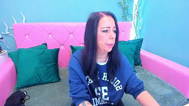 LauraSin online show from November 26, 2025, 4:23 am