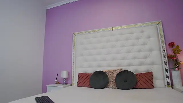 Lenna Paul online show from December 17, 2025, 4:50 am