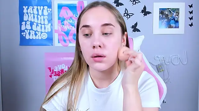 MiaMilas online show from December 26, 2024, 5:04 am