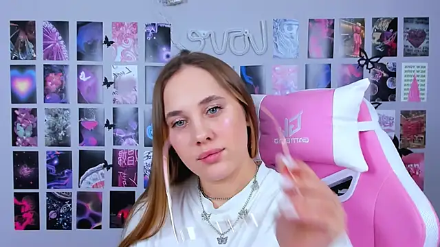 MiaMilas online show from February 7, 2025, 8:11 am