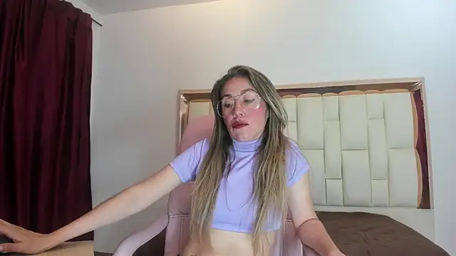 Snapshot of _Caroliina chatting on February 17, 2026, 7:33 pm Caroliina online show from February 17, 2026, 7:33 pm