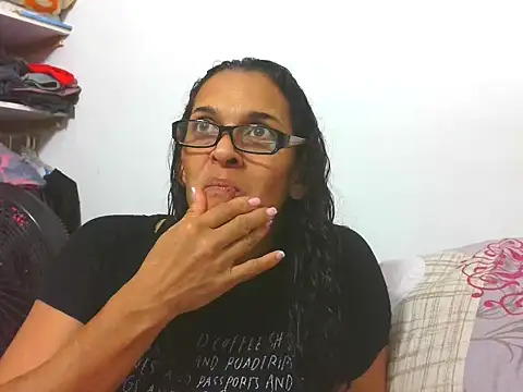 latinbrunettet online show from April 22, 2026, 1:18 pm