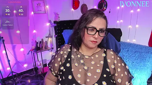 Snapshot of Ivonnee__ chatting on February 7, 2026, 10:12 am Ivonnee online show from February 7, 2026, 10:12 am