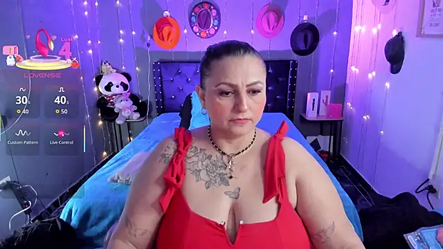 Snapshot of Ivonnee__ chatting on December 4, 2025, 4:00 am Ivonnee online show from December 4, 2025, 4:00 am