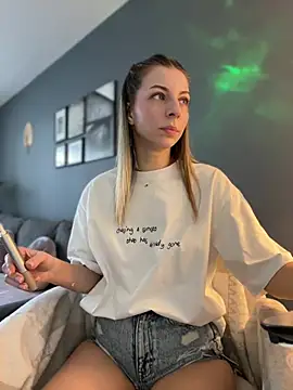 Mia Ethan online show from July 25, 2026, 11:38 am