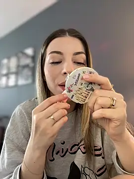 Mia Ethan online show from April 23, 2026, 10:11 am