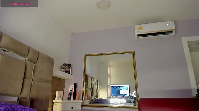 KarlaBelluci online show from March 17, 2025, 9:33 am