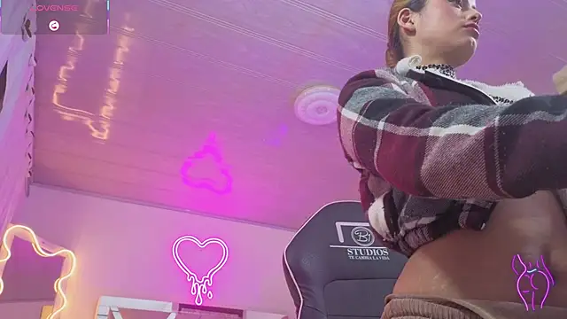 Snapshot of Laylafoxy_tay chatting on November 17, 2025, 3:32 am Laylafoxy tay online show from November 17, 2025, 3:32 am