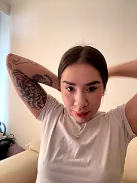 Im Valen Cute online show from November 10, 2025, 6:24 pm