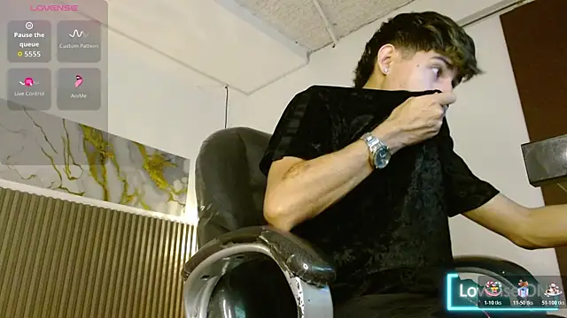 Dyla n18 online show from November 26, 2025, 8:09 pm