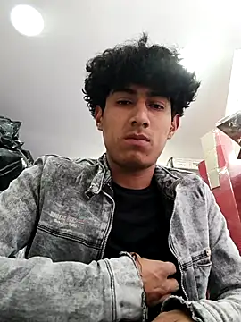 Snapshot of alexander32r chatting on September 24, 2025, 4:46 pm alexander32r online show from September 24, 2025, 4:46 pm