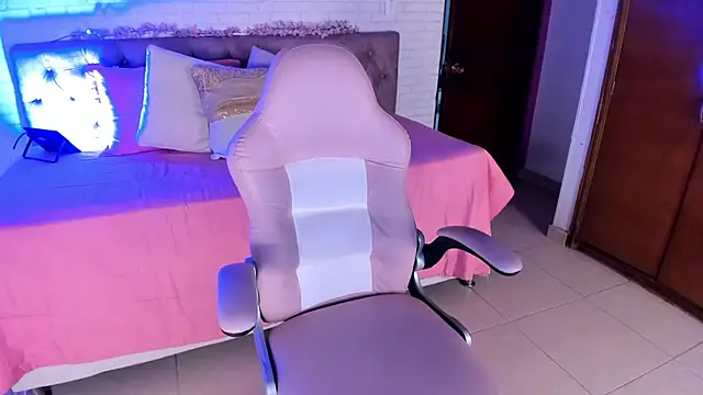 Snapshot of Kitty_Pam chatting on November 14, 2025, 7:28 pm Kitty Pam online show from November 14, 2025, 7:28 pm