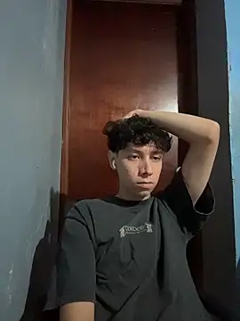 Omaaaaaaa00001 online show from November 21, 2025, 5:56 pm