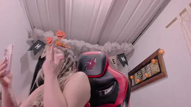 Snapshot of Lauu_G chatting on October 25, 2025, 1:49 am Lauu G online show from October 25, 2025, 1:49 am